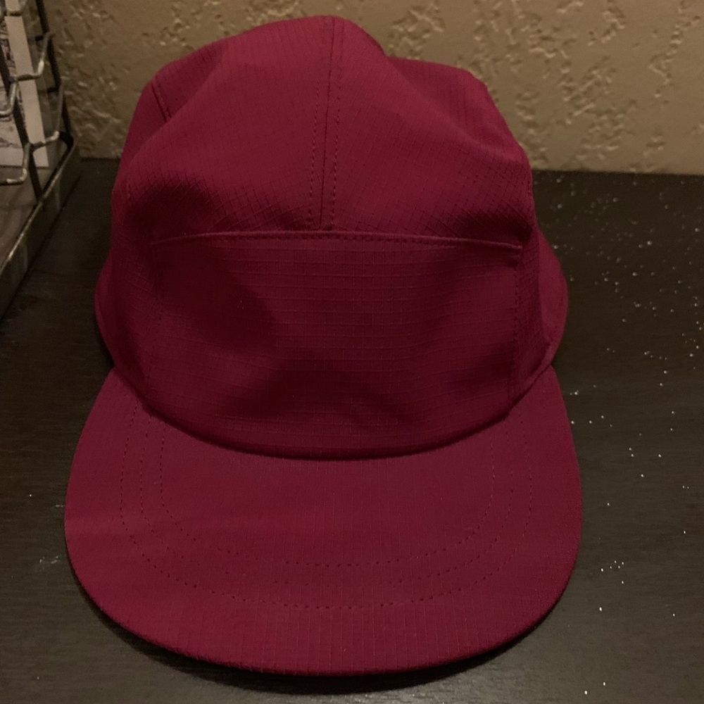 NWOT Maroon men’s lulu lemon hat